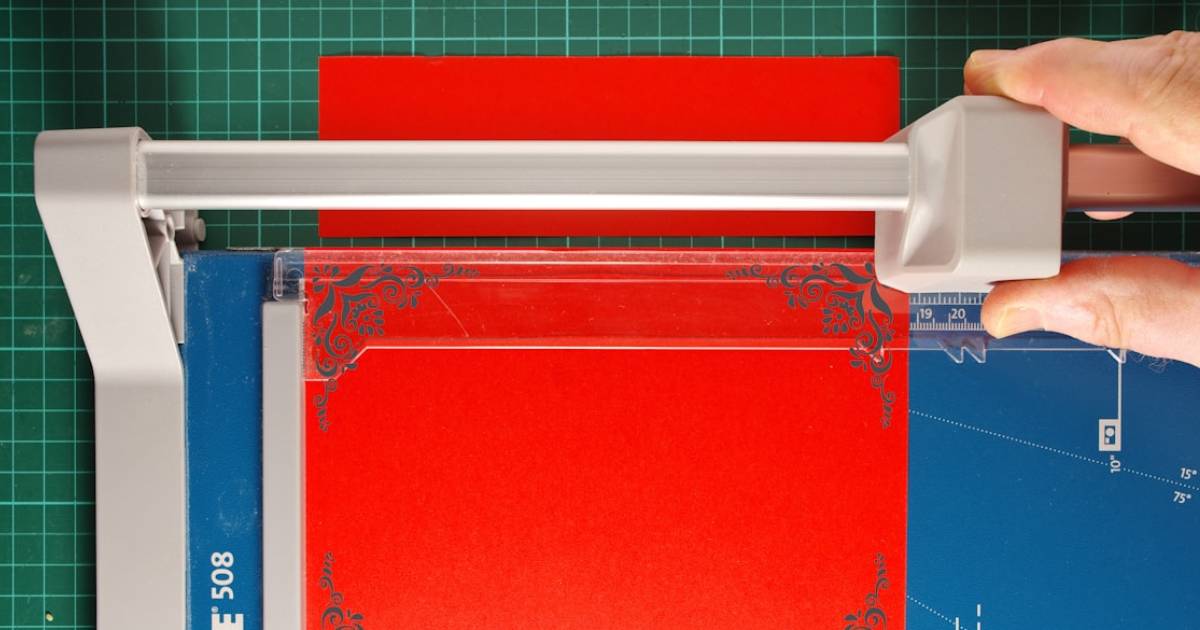 裁断している画像